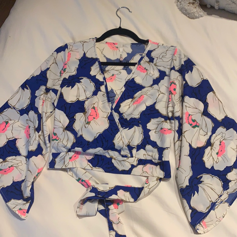 Cropped 3/4 sleeve wrap top